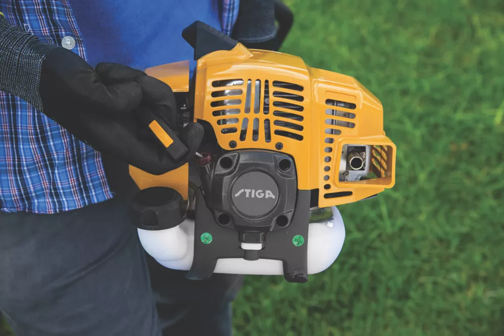 Stiga GT 330 A 25.4cc Split Curved Shaft 2-Stroke Petrol Grass Trimmer 10 Stiga GT 330 A 25.4cc Split Curved Shaft 2-Stroke Petrol Grass Trimmer - Image 8
