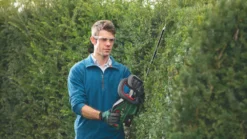 Bosch UniversalHedgeCut 18-50 50cm 18V 1 X 2.5Ah Li-Ion Power For All Brushless Cordless Hedge Trimmer -Outdoor Garden Shop 273KT A1