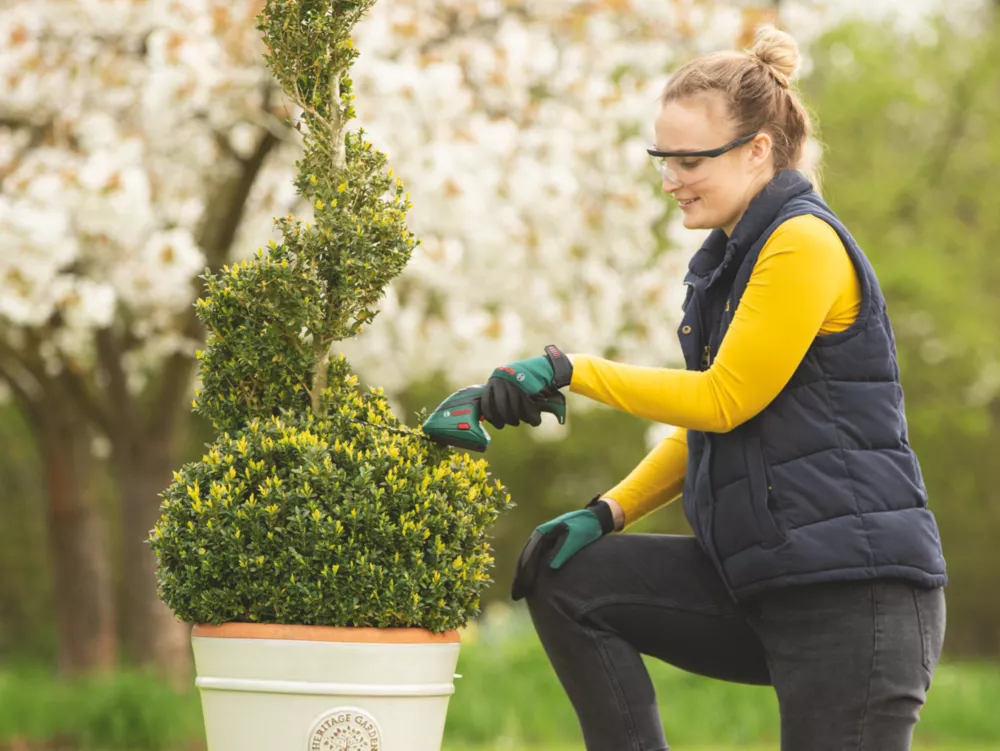 Bosch Isio 3.6V 1 X 1.5Ah Li-Ion Cordless Grass & Shrub Shear 7 Bosch Isio 3.6V 1 X 1.5Ah Li-Ion Cordless Grass & Shrub Shear - Image 5