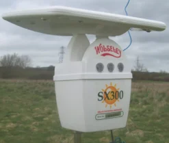 Stockshop SX300 Solar-Powered Electric Fence Energiser Battery-Powered -Outdoor Garden Shop 3942F A1