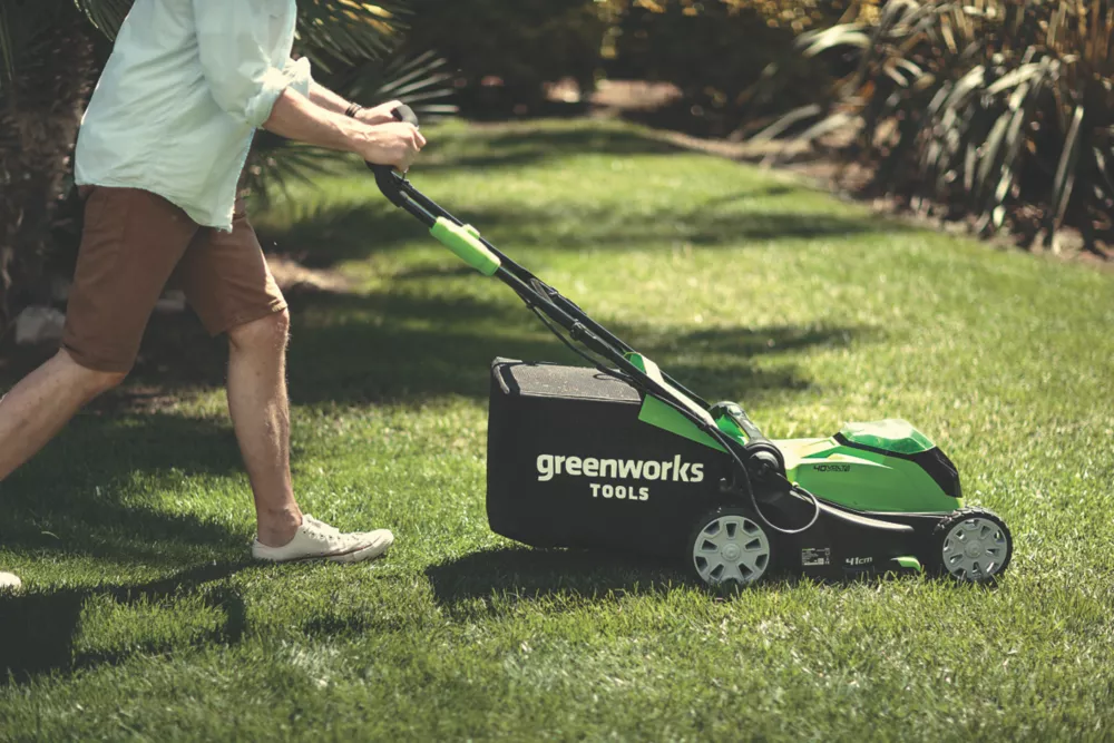 Greenworks 40V 2 X 2.0Ah Li-Ion Cordless 41cm Lawn Mower 9 Greenworks 40V 2 X 2.0Ah Li-Ion Cordless 41cm Lawn Mower - Image 7