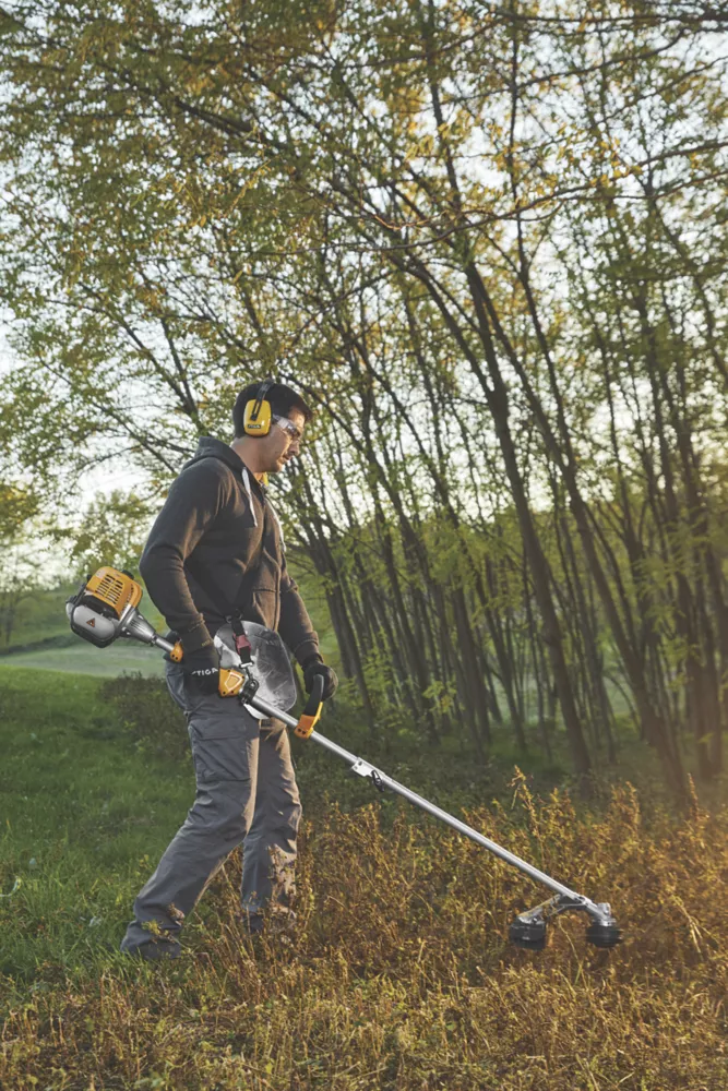 Stiga BC 330 A 25.4cc Split Straight Shaft 2-Stroke Petrol Brushcutter 8 Stiga BC 330 A 25.4cc Split Straight Shaft 2-Stroke Petrol Brushcutter - Image 6