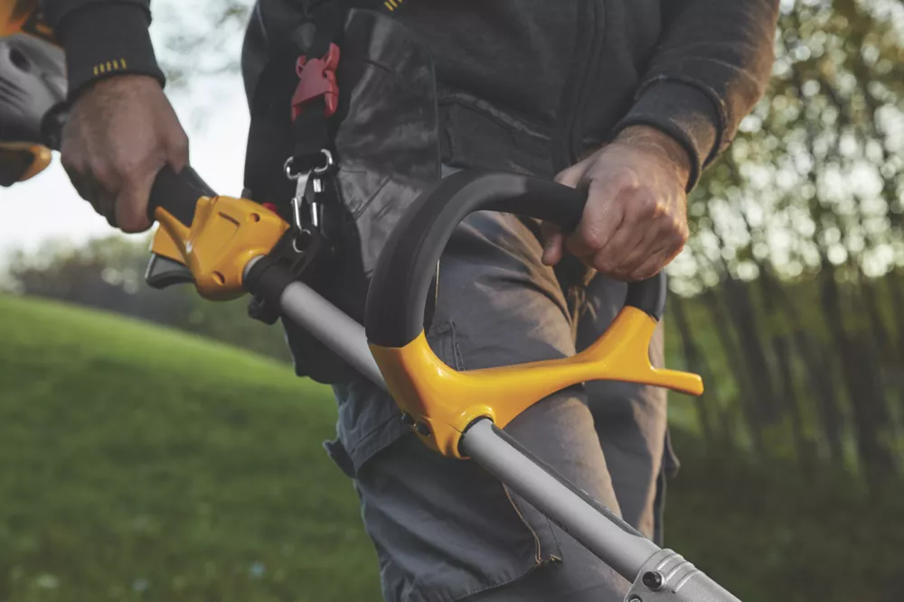 Stiga BC 330 A 25.4cc Split Straight Shaft 2-Stroke Petrol Brushcutter 10 Stiga BC 330 A 25.4cc Split Straight Shaft 2-Stroke Petrol Brushcutter - Image 8