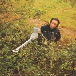 Titan TTB826HDC 50cm 550W 230V Corded Pole Hedge Trimmer -Outdoor Garden Shop 955PT A2